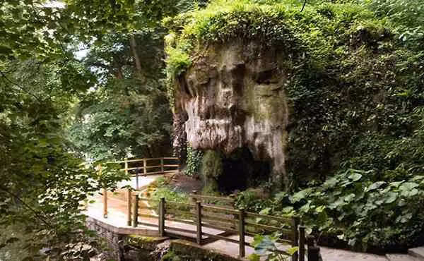 Không những vậy, một phần cửa hang đá Petrifying Well trông giống như hộp sọ khổng lồ khiến nhiều người có cảm giác rùng rợn khi nhìn thấy.