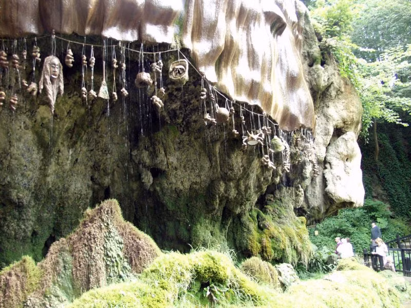 Nằm bên bờ sông Nidd, gần thị trấn Knaresborough, phía bắc Yorkshire (Anh), hang đá Petrifying Well là một trong những địa điểm bí ẩn nhất thế giới.