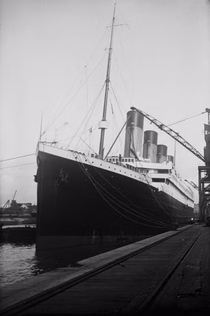 Sau khi hạ thủy và chạy thử nghiệm, tàu Titanic thực hiện chuyến hải hành đầu tiên. Hơn 2.000 người mua vé để trở thành những hành khách đầu tiên của con tàu huyền thoại này.