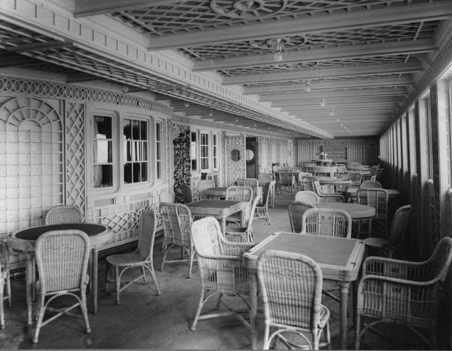 Đây là khu vực uống cafe dành cho hành khách đi tàu Titanic. Không gian rộng rãi với đồ nội thất, trang trí sang trọng khiến nhiều hành khách ấn tượng.