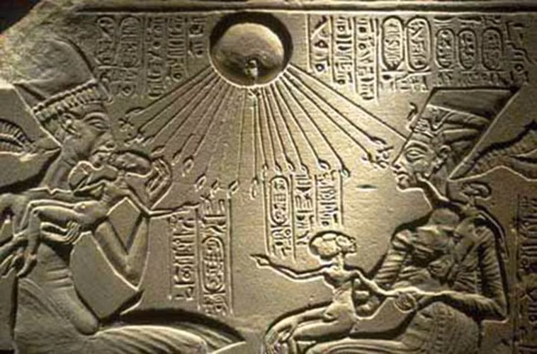Hình ảnh Nữ hoàng Nefertiti trên nhiều bức phù điêu cho thấy bà đội vương miện của một pharaoh, đánh bại kẻ thù... cho thấy bà là nhân vật quyền lực như thế nào.