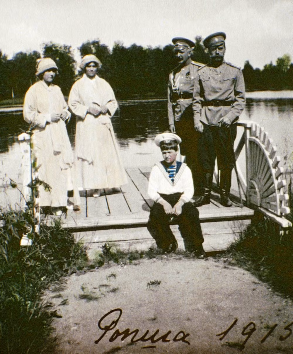 Sa hoàng Nicholas II chụp ảnh cùng 2 con gái (công chúa Olga và Tatiana), hoàng tử Alexei. Bức ảnh chụp ở Rospha, Nga.