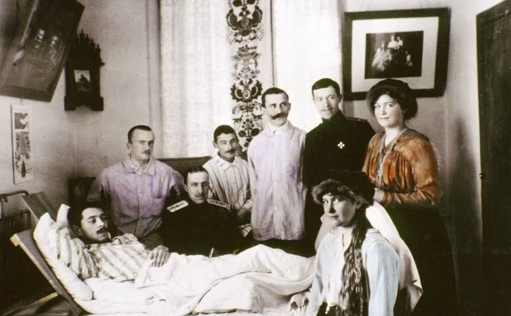 Hai con gái của Sa hoàng Nicholas II thăm hỏi, động viên những binh sĩ điều trị trong một bệnh viện.