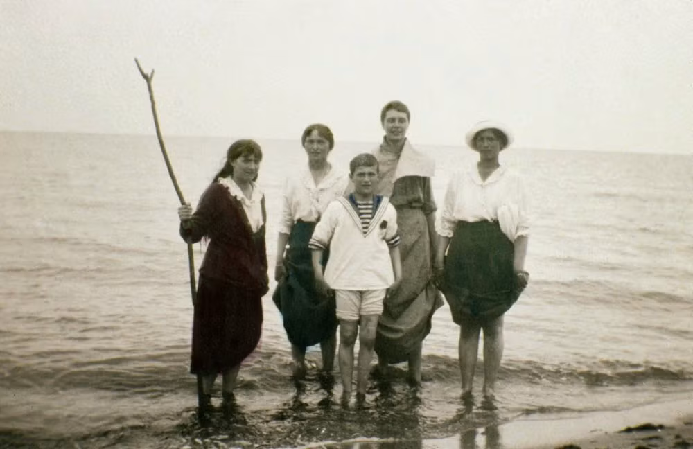Các con của Sa hoàng Nicholas II vui đùa bên bãi biển.