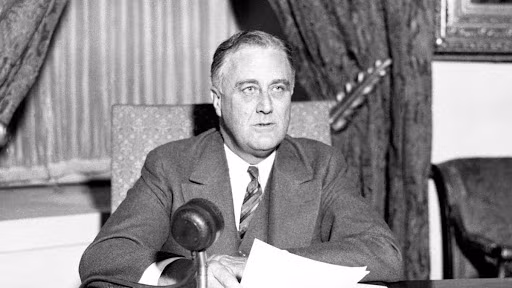 Trong hơn 1 thập kỷ giữ vị trí người đứng đầu đất nước, Tổng thống Roosevelt đưa kinh tế Mỹ vượt qua nhiều giai đoạn khó khăn như cuộc Đại khủng hoảng những năm 1930 và thực hiện nhiều cải cách trên mọi lĩnh vực. Nhờ vậy, nước Mỹ có sự phát triển nhanh chóng.