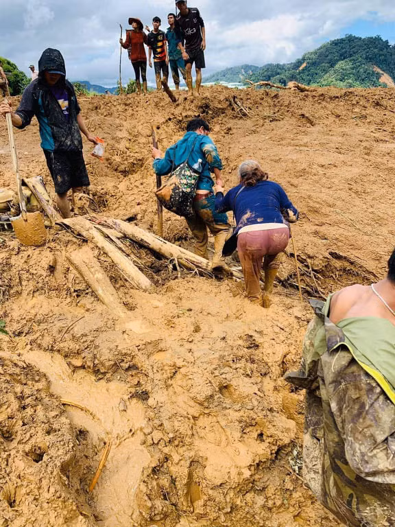 Đây không phải là lần đầu tiên người dân Quảng Nam đối diện với mất mát, đau thương lớn do sạt lở núi gây ra. Thậm chí, Trà My được xem là điểm dễ sạt lở do nằm trong khu vực thường xuyên bị động đất kèm theo mưa lớn. Trong ảnh là hiện trường vụ sạt lở núi ở Quảng Nam.