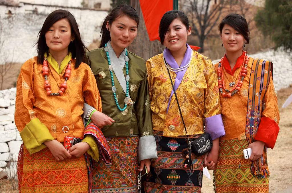 Tên của mỗi người dân Bhutan có 2 tiếng nhưng không phân chia theo họ tên. Theo đó, mọi thành viên trong một gia đình có tên hoàn toàn khác nhau.