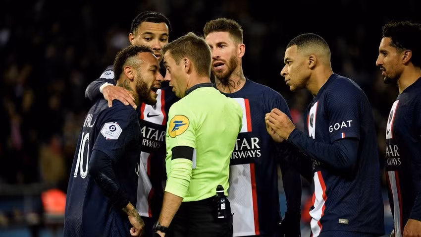 Nhieu ban luan xung quanh the vang thu hai cua Neymar