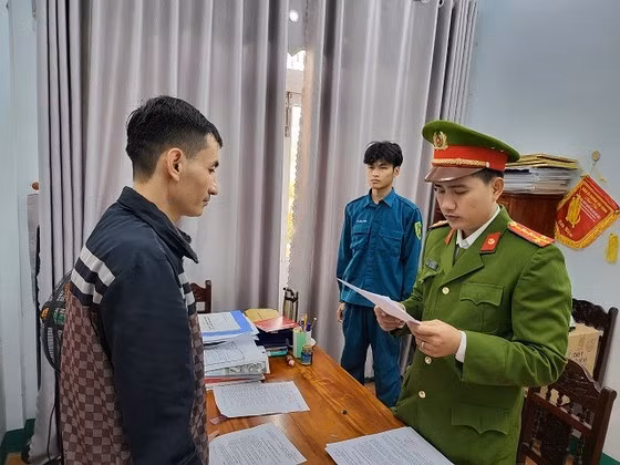 Quảng Nam: Bắt đối tượng lừa “chạy án” rồi chiếm đoạt hàng trăm triệu Quang Nam: Bat doi tuong lua “chay an” roi chiem doat hang tram trieu