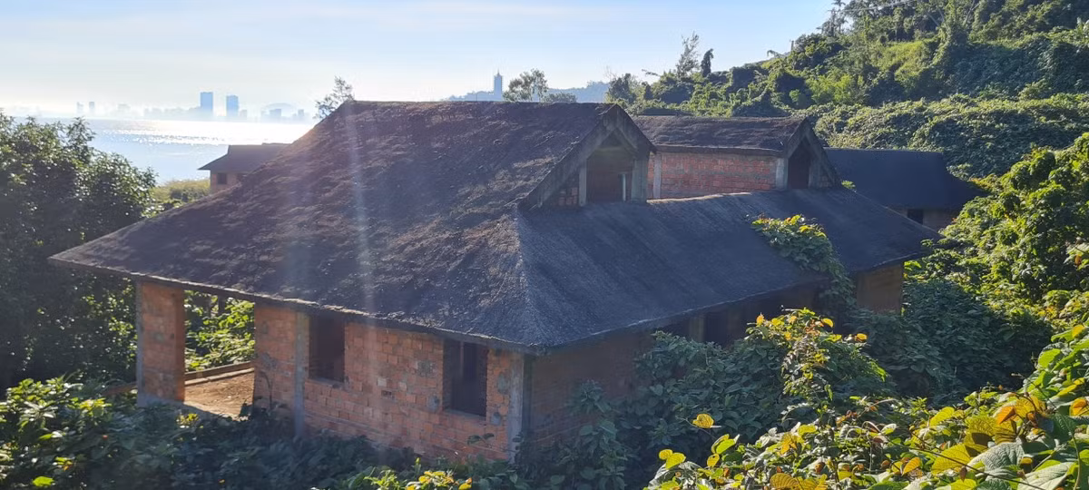 Giờ nơi đây là khung cảnh hoang vu lạnh lẽo, không một bóng người.