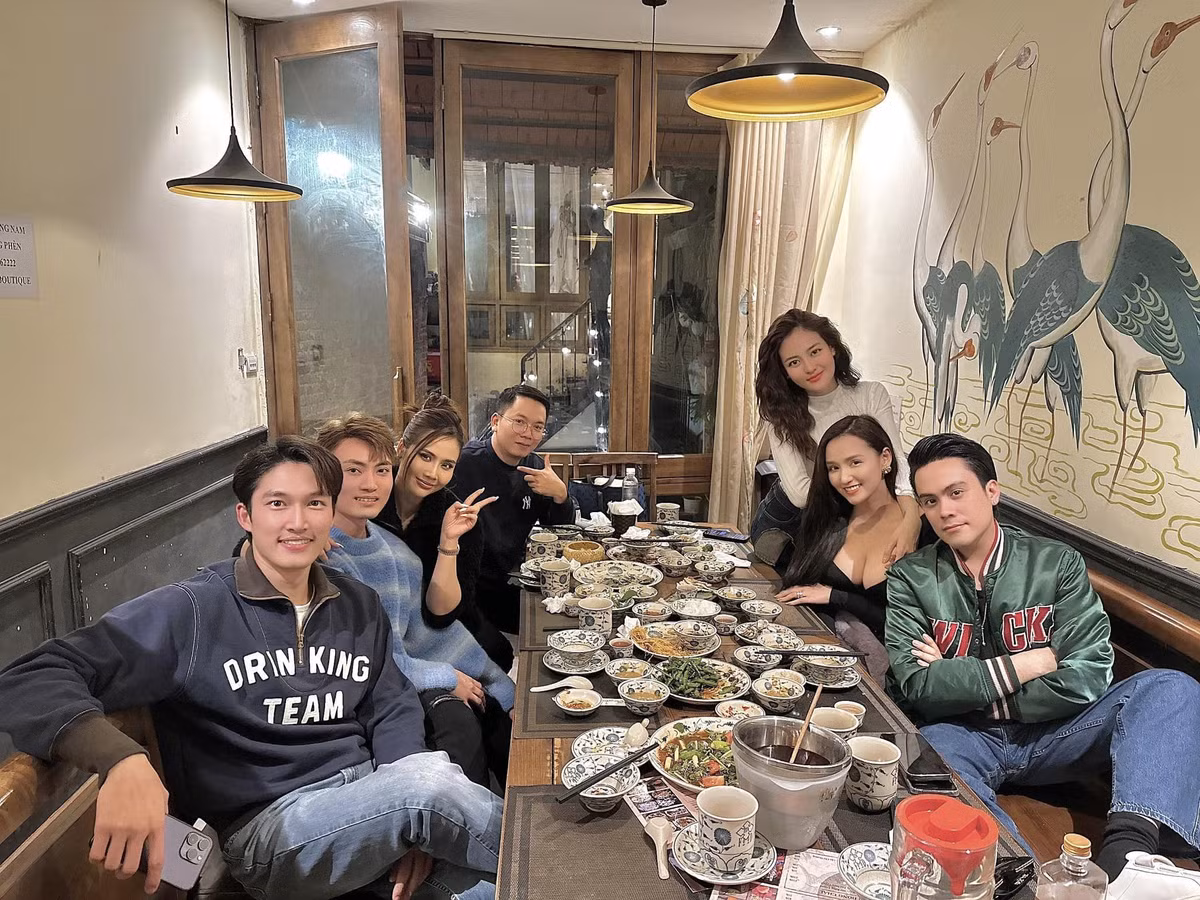 Nhóm bạn thân gồm Thùy Anh, Đình Tú, Thái Dũng cùng nhau gặp gỡ những ngày đầu năm mới.
