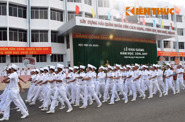 Khối nam sĩ quan học viên Hải quân Campuchia.