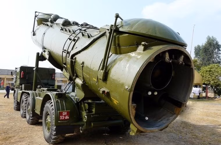 Đạn tên lửa P-35B trang bị hai động cơ với động cơ khởi tốc nhiên liệu rắn (đưa tên lửa rời bệ phóng rồi tách bỏ khi đạn ở trên không) và động cơ turbojet hành trình. Tên lửa có độ cao hành trình từ 100-400m, hoặc có thể bay cao từ 4.000-7.000m trong trường hợp dùng radar của tên lửa để dẫn đường cho các tên lửa khác. Ở pha cuối tên lửa hạ thấp độ cao xuống dưới 100m trước khi lao đến mục tiêu.