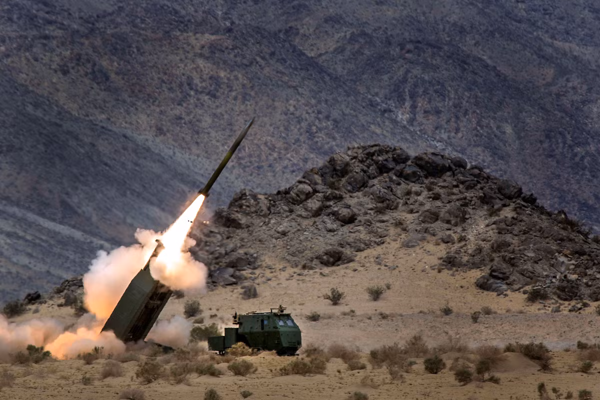 Loại đạn tiêu chuẩn 227mm trang bị cho HIMARS dài 3,96m, nặng 307kg có tầm bắn khoảng 2-40km.