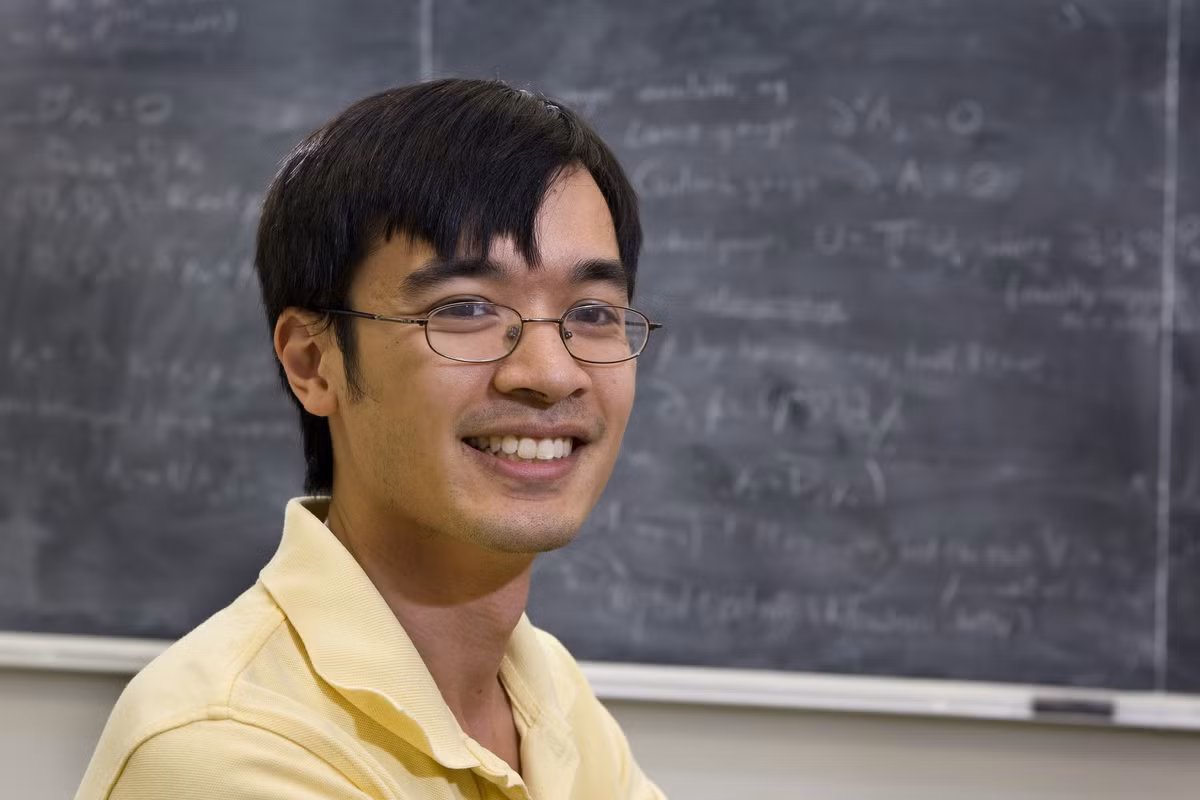  Terence Tao (IQ: 220-230) Terence "Terry" Tao là thần đồng toán học mang quốc tịch Úc - Mỹ gốc Trung Quốc chuyên về giải tích điều hòa, phương trình đạo hàm riêng, lý thuyết tổ hợp, lý thuyết số giải tích và lý thuyết biểu diễn.