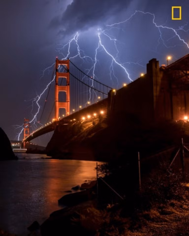 Cầu Cổng vàng tại San Francisco, Mỹ "dương mình" dưới những tia sét.
