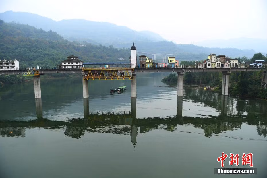 Toàn cảnh cây cầu nằm giao thoa giữa suối Lê Hương và sông Trường Giang