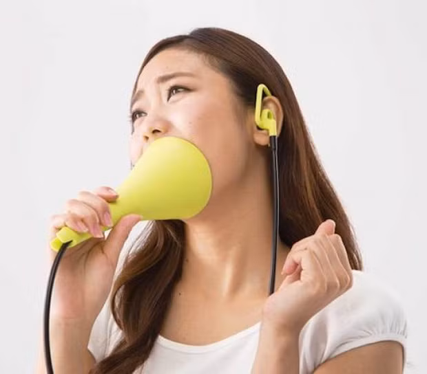 Nhắc đến đất nước Nhật Bản là người ta nghĩ ngay đến những phát minh độc đáo, kỳ lạ nhưng lại vô cùng hữu ích. Nhật Bản vốn nổi tiếng là "cái nôi" cho nhiều phát minh trên toàn thế giới, nhiều phát minh của người Nhật Bản mang tính ứng dụng cao dù trông khá dị. Đây là chiếc micro hát karaoke hoàn toàn "yên lặng", được sáng chế bởi ông Masanori Kurayama. Tác giả của phát minh cho biết rằng mình thích hát nhưng hát rất tệ nên đây là cách để ông có thể tập hát thoải mái mà không cảm thấy ngượng ngùng. Có phát minh này, những ai muốn tập hát vào lúc nửa đêm, canh ba gà gáy sẽ không lo ảnh hưởng, làm ồn tới người khác.