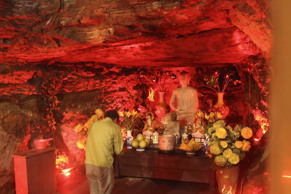 Nơi đây có nhiều du khách đến tham quan, chiêm ngưỡng.