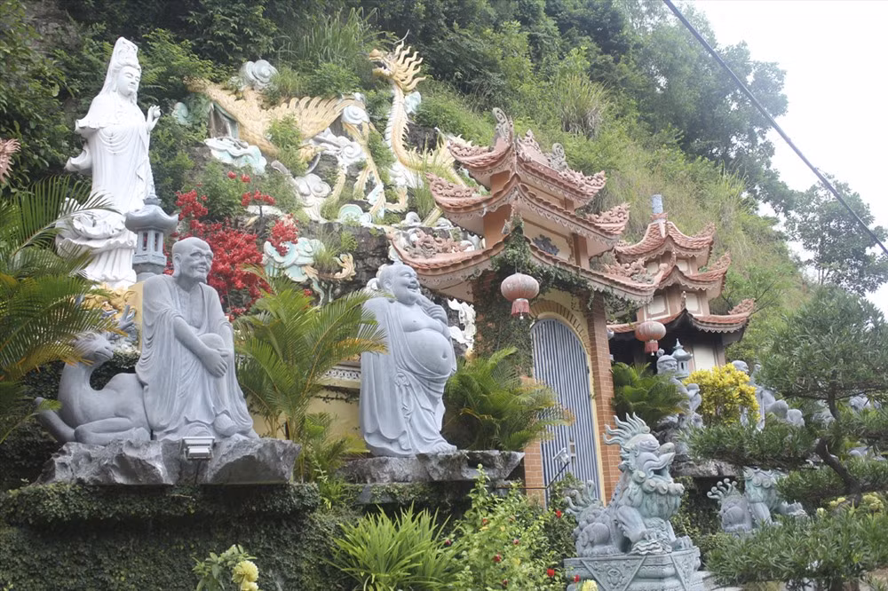 Bên ngoài chùa Hang Đồ Sơn là cảnh sắc núi non, mây trời, biển cả, có tượng Phật Quan Âm hiền từ, bên phải là nhà thờ tổ, tiếp theo là tòa tháp.