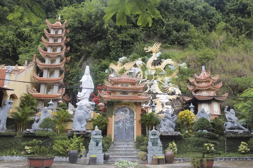 Đúng như tên gọi của chùa, các bậc tiền nhân đã lấy một hang đá trên núi Vạn Tác để lập chỗ tu hành. Chùa được đặt trong lòng hang đá ven sườn núi cao 35m, rộng 7m và được chia thành hai bậc thềm trong – ngoài. Về tổng quan, chùa có cấu trúc hình thang, xuyên thẳng vào trong núi với độ dài khoảng 25m.