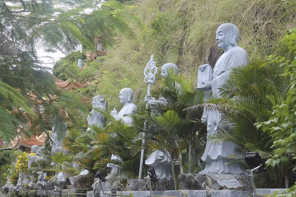 Ảnh: Những bức tượng bằng đá phía bên ngoài chùa Hang. Mặc dù đã trải qua nhiều lần tôn tạo nhưng, kiến trúc của chùa Hang Đồ Sơn “Tiền Phật, hậu Thần” về cơ bản vẫn không thay đổi.