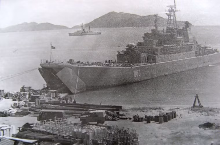 Ngày 2/5/1979, Chính phủ Liên Xô và Việt Nam đã ký hiệp định về việc sử dụng Cam Ranh làm Trạm cung ứng vật tư kỹ thuật cho Hạm đội Thái Bình Dương của quân đội Liên Xô trong 25 năm. Ngay ngày hôm đó, thi hành lệnh của Bộ tổng tham mưu các lực lượng vũ trang Liên Xô và Chỉ thị số 13/1/0143 của Cục Tham mưu hạm đội Thái Bình Dương ngày 28/8/1980 đã thành lập Trạm cung ứng vật tư kỹ thuật trên bán đảo Cam Ranh mang phiên hiệu đơn vị 31350. Nguồn ảnh: clubadmiral.ru