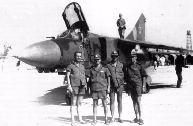 Tháng 5/1979, các tàu chiến Liên Xô bắt đầu đi vào hải phận Cam Ranh. Mùa Hè năm đó, tàu ngầm nguyên tử phóng ngư lôi K-45 đã neo đậu tại Cam Ranh, sau đó ít lâu, các máy bay hải quân của hạm đội Thái Bình Dương bắt đầu hạ cánh. Suốt 10 năm sau đó, nhiều đội tàu chiến lớn của Hải quân Liên Xô đã ghé vào Cam Ranh, trong đó bao gồm cả tàu ngầm nguyên tử. Ảnh: Tiêm kích MiG-23 của Không quân Liên Xô được triển khai để bảo vệ không phận Cam Ranh. Nguồn ảnh: clubadmiral.ru
