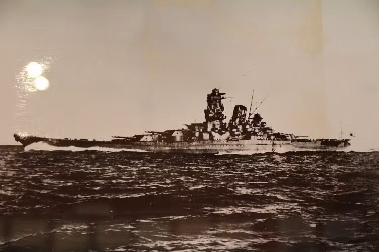 Hai chiếc thiết giáp hạm thuộc lớp Yamato đều có kích cỡ khổng lồ với lượng giãn nước toàn tải lên tới 72.000 tấn (lớn hơn cả tàu sân bay thời bấy giờ và thậm chí là cả ngày nay, ngoại trừ lớp Nimitz của Mỹ), dài 256m, rộng 36,9m, mớn nước 11m. Nguồn ảnh: Wiki