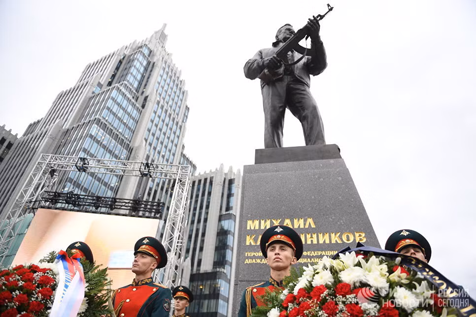 Tới nay, AK-47 vẫn mẫu súng phổ biến nhất trên khắp thế giới, người ta có thể dễ dàng bắt gặp khẩu súng này trong bất cứ cuộc xung đột nào. Nhiều nước trên thế giới trong đó có cả Việt Nam cũng đang biên chế khẩu súng này như một trang bị chính thức cho quân đội mình dù khẩu súng này đã sắp bước qua tuối 70. Nguồn ảnh: RIA.