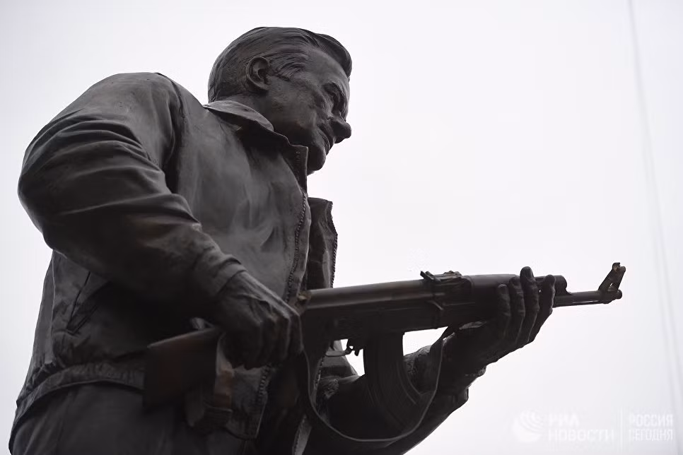 Ra đời từ năm 1949, tới nay đã có 75 triệu khẩu AK-47 được sản xuất chỉ tính riêng ở Liên Xô. Ngoài ra còn có tổng cộng khoảng 100 triệu khẩu súng khác thuộc dòng AK đã từng được Liên Xô và Nga sản xuất cho tới tận ngày nay. Nguồn ảnh: RIA.
