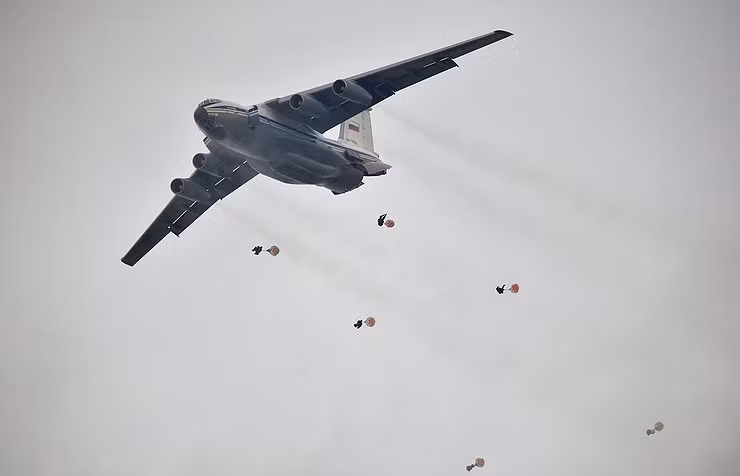 Theo hãng thông tấn TASS đưa tin từ Ulyanovsk hôm 25/10, lực lượng lính dù Nga với quân số khoảng 2.500 lính đã có mặt tại khu vực tỉnh Ulyanovsk để tham gia cuộc tập trận đổ bộ đường không lớn bậc nhất trong năm. Nguồn ảnh: Tass.
