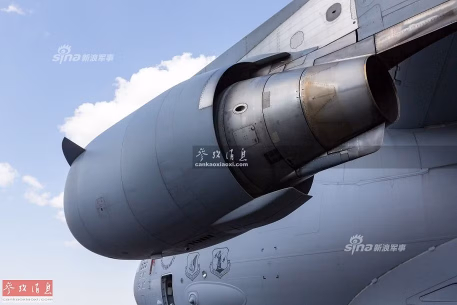 Mỗi một chiếc máy bay vận tải C-17 Globemaster có tổng chi phí sản xuất vào khoảng 218 triệu USD (theo thời giá năm 2007). Quá trình sản xuất Globemaster đã được cho dừng lại từ năm 2015 và 279 có lẽ là con số C-17 Globemaster cuối cùng hoạt động trên khắp thế giới trước khi một phiên bản mới hơn, hiện đại hơn được ra đời. Nguồn ảnh: Cankaoxiaoxi.