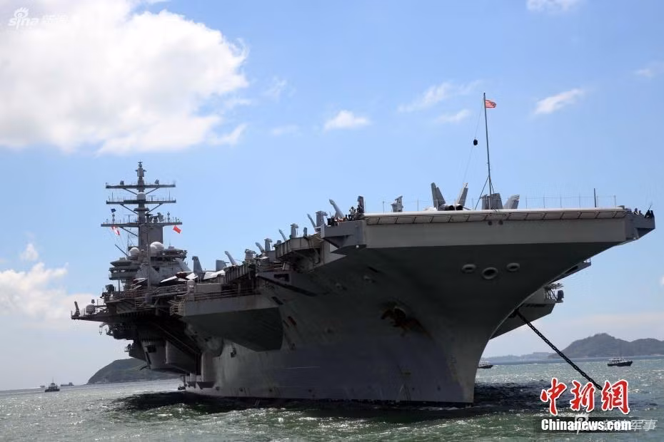 Vào đầu tuần vừa rồi , tàu sân bay USS Ronald Reagan đã đi từ eo biển Luzon, vượt qua khu vực biển Đông để tới Hồng Kông. Theo các thông tin được công bố, USS Ronald Reagan sẽ neo lại Hồng Kông khoảng từ 4 tới 5 ngày. Nguồn ảnh: Chinanews.