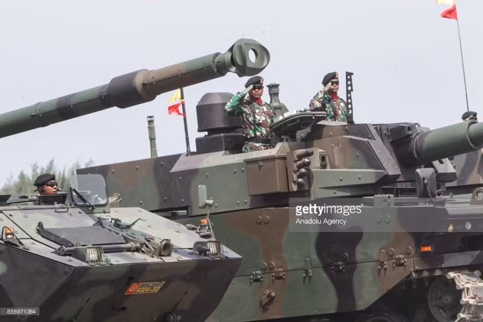 Theo đó, trọng lượng của chiếc xe tăng nội địa của Indonesia này vào khoảng 35 tấn, vũ khí chính bao gồm một pháo nòng trơn cỡ nòng 105 mm do Bỉ thiết kế và phát triển với khả năng bắn được nhiều loại đạn khác nhau. Nguồn ảnh: Gettyimg.