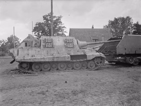 Việc chạy quá chậm đồng nghĩa với việc xoay trở của Jagdtiger cũng rất kém, nếu đối phương thọc sườn tấn công thì sẽ vô cùng nguy hiểm vì tuy giáp mặt dày, nhưng giáp hông của cỗ pháo này lại dễ dàng bị xuyên. Ngoài ra, chạy chậm, dự trữ hành trình quá ít khiến Jagdtiger khi cần rút lui theo đội hình sẽ khó khăn hơn. Do đó, không ít chiếc bị bắt trong tình trạng nguyên vẹn. Nguồn ảnh: Pinterest.