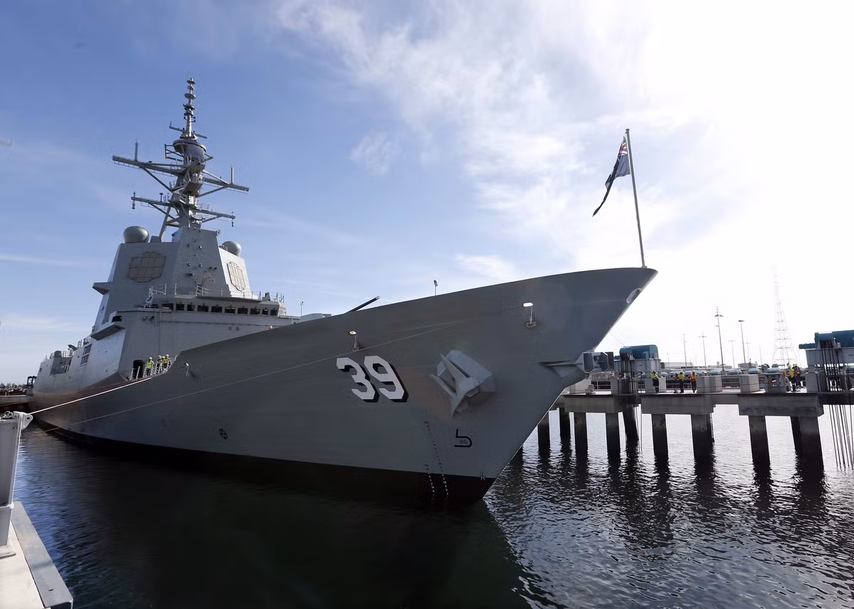 HMAS Hobart có độ giãn nước tối đa khoảng 6250 tấn. Tàu có chiều dài 147 mét, lườn rộng 18,6 mét và có độ mớm nước tối đa khoảng 5,17 mét. Tàu được trang bị 2 dộng cơ điện cung cấp công xuất tổng cộng khoảng 47.000 mã lực và hai động cơ diesel cung cấp tổng cộng khoảng 15.000 mã lực tổng cộng. Nguồn ảnh: Reddit.