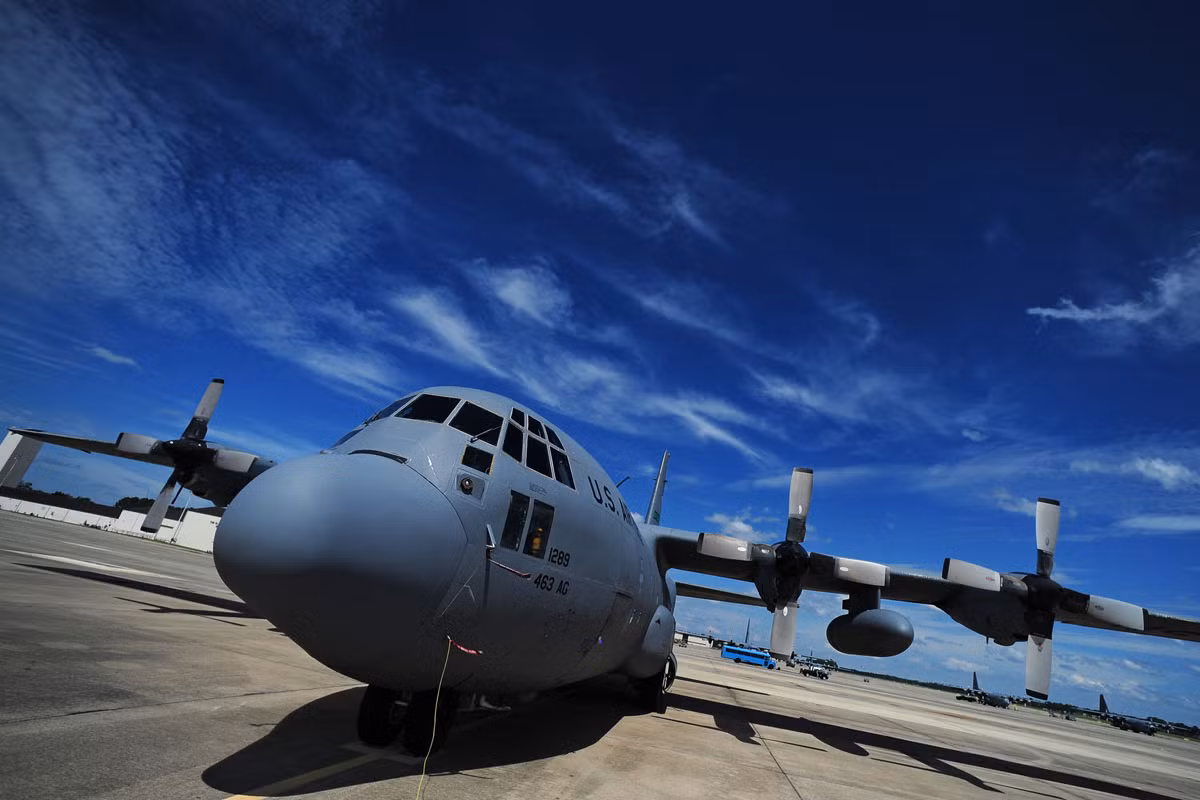 C-130 cũng là một trong những vận tải cơ hiếm hoi có đủ khả năng bay xuyên qua bão. Chiếc máy bay này cũng có phiên bản riêng, được cải biên làm máy bay bay bão để thu thập số liệu, nhiệm vụ của nó là đâm xuyên qua tâm bão. Nguồn ảnh: Military.