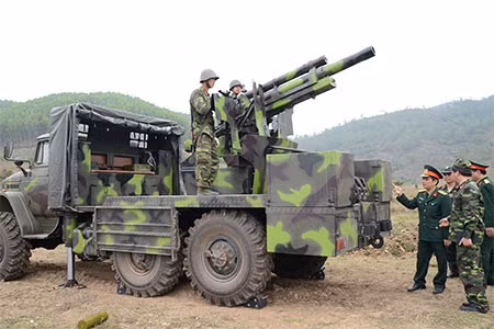 Việc đặt được pháo M101 lên trên khung gầm xe tải sẽ làm tăng tối đa độ cơ động của khẩu pháo này, tạo hiệu quả chiến đấu cao và bảo vệ an toàn tốt hơn cho khí tài cũng như cho kíp chiến đấu. Nguồn ảnh: QPVN.
