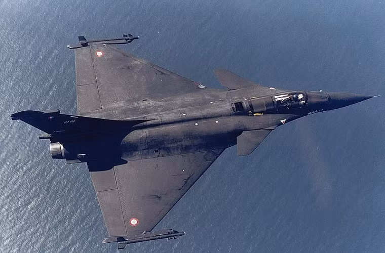 Chiến đấu cơ Rafale có vị trí khá đặc biệt trong Không quân Pháp và nước này có kế hoạch đưa vào trang bị ít nhất 286 Rafale ở tất cả các biến thể, tuy nhiên đến năm 2015 con số này chỉ mới đạt khoảng 135 chiếc kể cả biến thể Rafale M dành cho hải quân. Nguồn ảnh: Quartz.