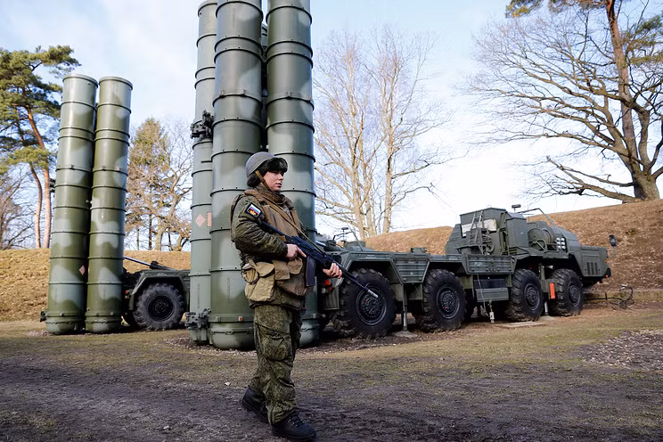Hôm 24/10, hãng thông tấn TASS đưa tin, các tổ hợp tên lửa phòng không S-400 Triumf của nước này sẽ chính thức được chuyển đến Sevastopol và biên chế tại đây từ tháng 2/2018. Nguồn ảnh: Tass.