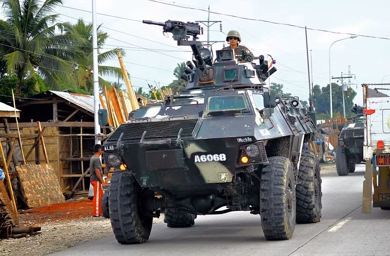 Theo đó Quân đội Philippines thà bỏ vài triệu USD nâng cấp dàn xe bọc thép có từ những năm 1950 của mình lên một tiêu chuẩn nào đó mà họ cho là phù hợp, chứ nhất quyết không mua bất cứ dòng xe tăng nào. Trong khi đó dòng xe bọc thép phổ biến nhất của Philippines là V-150 có lớp giáp bảo vệ chỉ dày hơn so với một chiếc xe hơi thông thường một chút. Nguồn ảnh: MaxDefense .