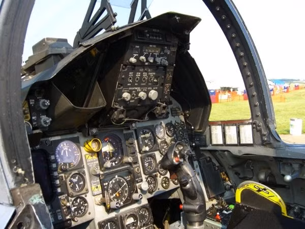 So với các chiến đấu cơ đời trước, khoang điều khiển của F-15 có phần tinh giản gọn gàng hơn mặc dù số lượng đồng hồ hiển thị lại nhiều hơn. Ngoài ra, máy bay cũng được trang bị một màn hình hiển thị điện tử giúp phi công theo dõi trạng thái vũ khí của máy bay khi chiến đấu. Nguồn ảnh: Chive.