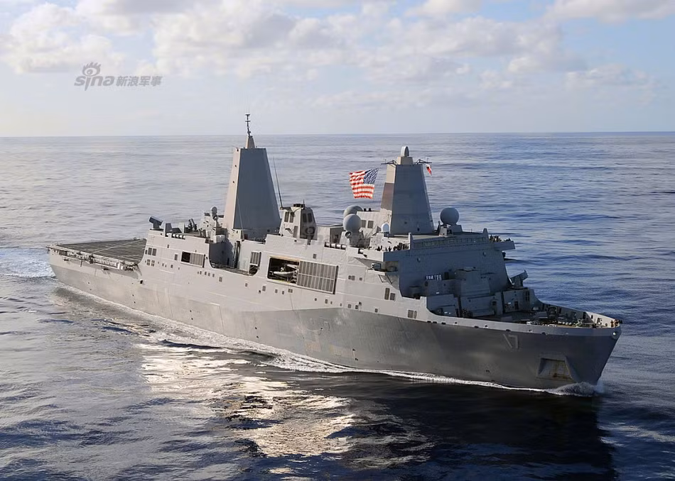 Tàu đổ bộ San Diego có lượng giãn nước tối đa 25.000 tấn, với chiều dài cơ sở 208m, sườn ngang 32m và có mớn nước 7m, với cấu hình trên, có thể thấy tàu đổ bộ tấn công của Mỹ không hề thua kém các mẫu tàu đổ bộ tấn công tiên tiến trên thế giới hiện nay. Nguồn ảnh: Sina.