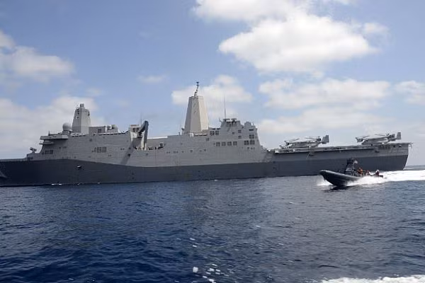 Do thường hoạt động theo biên đội tác chiến tàu sân bay, các tàu San Antonio không được vũ trang mạnh và chỉ được trang bị một số vũ khí phòng vệ cơ bản như pháo tự động 30mm Bushmaster II, súng máy 12.7mm Browning M2 và hệ thống tên lửa đánh chặn tầm gần RIM-116 (RAM). Nguồn ảnh: Defence.