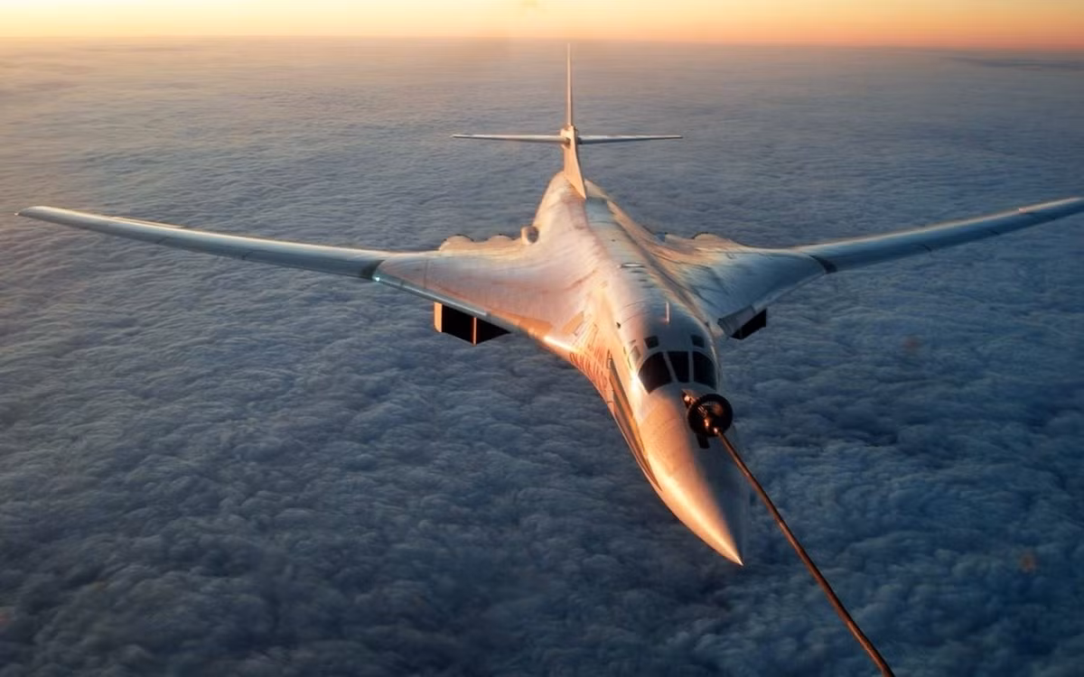 Phiên bản mới nhất của Tu-160 là Tu-160M2. Mới đây, trên trang tin Defence.ru, nhiều chuyên gia quân sự đã cho rằng Tu-160M2 có thể được coi là phiên bản mẫu của thế hệ máy bay ném bom tiếp theo do Nga sản xuất để thay thế cho Tu-160. Nguồn ảnh: Youtube.