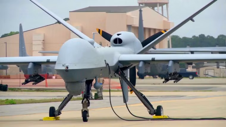 MQ-9 có khả năng bay liên tục 14 tiếng trên không cung cấp khả năng trinh sát tuyệt vời. Đặc biệt, MQ-9 có khả năng triển khai vũ khí hạng nặng gồm tên lửa chống tăng, tên lửa không đối không, bom thông minh trên 7 giá treo. Nguồn ảnh: Youtube.