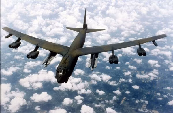 Với sự phát triển như vũ bão của khoa học quân sự, B-52 ngày nay không chỉ có thể mang bom mà còn thực hiện các đòn tấn công bằng tên lửa hành trình có tầm phóng đến vài nghìn km. Điều đó có nghĩa là B-52 sẽ tấn công các mục tiêu nằm sâu trong lãnh thổ "đối phương" trong khi đang bay ngoài tấm với của hệ thống phòng không, bao gồm cả các tổ hợp tên lửa hiện đại nhất như S-400. Đây là một thách thức lớn với Triều Tiên. Nguồn ảnh: Wiki.