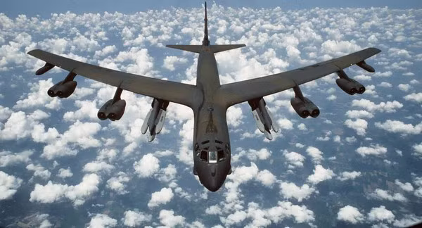 Máy bay ném bom B-52 được thiết kế bởi hãng Boeing và được đưa vào sản xuất hàng loạt từ năm 1952 với tổng số lượng máy bay được chế tạo lên tới 744 chiếc. Nguồn ảnh: History.