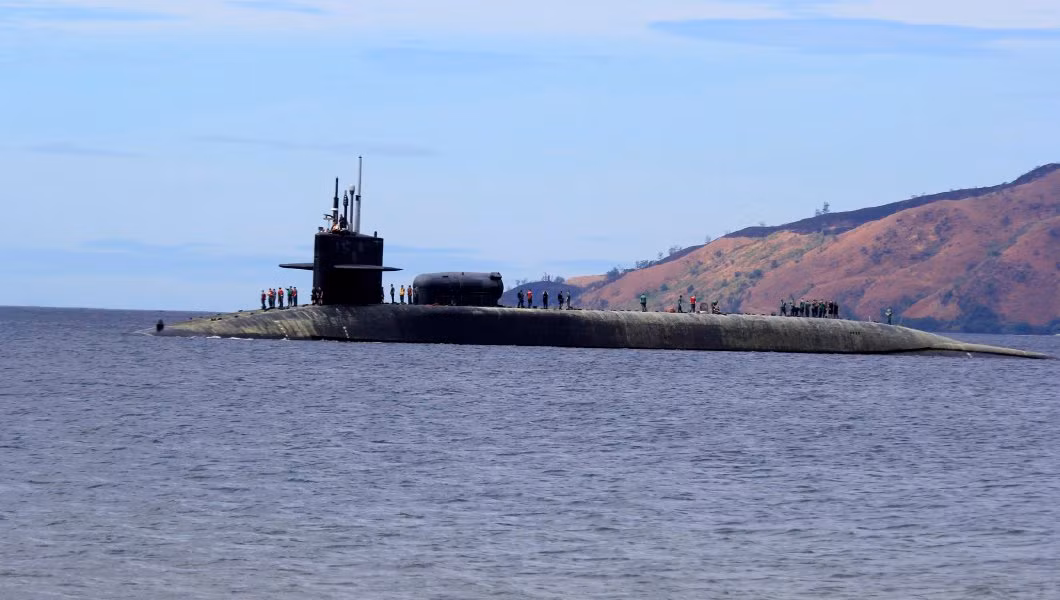 USS Michigan là loại tàu ngầm hạt nhân được đóng theo lớp Ohio. Được đóng từ năm 1977 và được hạ thủy vào ngày 26/4/1980, tàu ngầm USS Michigan là con tàu thứ ba thuộc Hải quân Mỹ mang tên thành phố Michigan. Nguồn ảnh: Washington.
